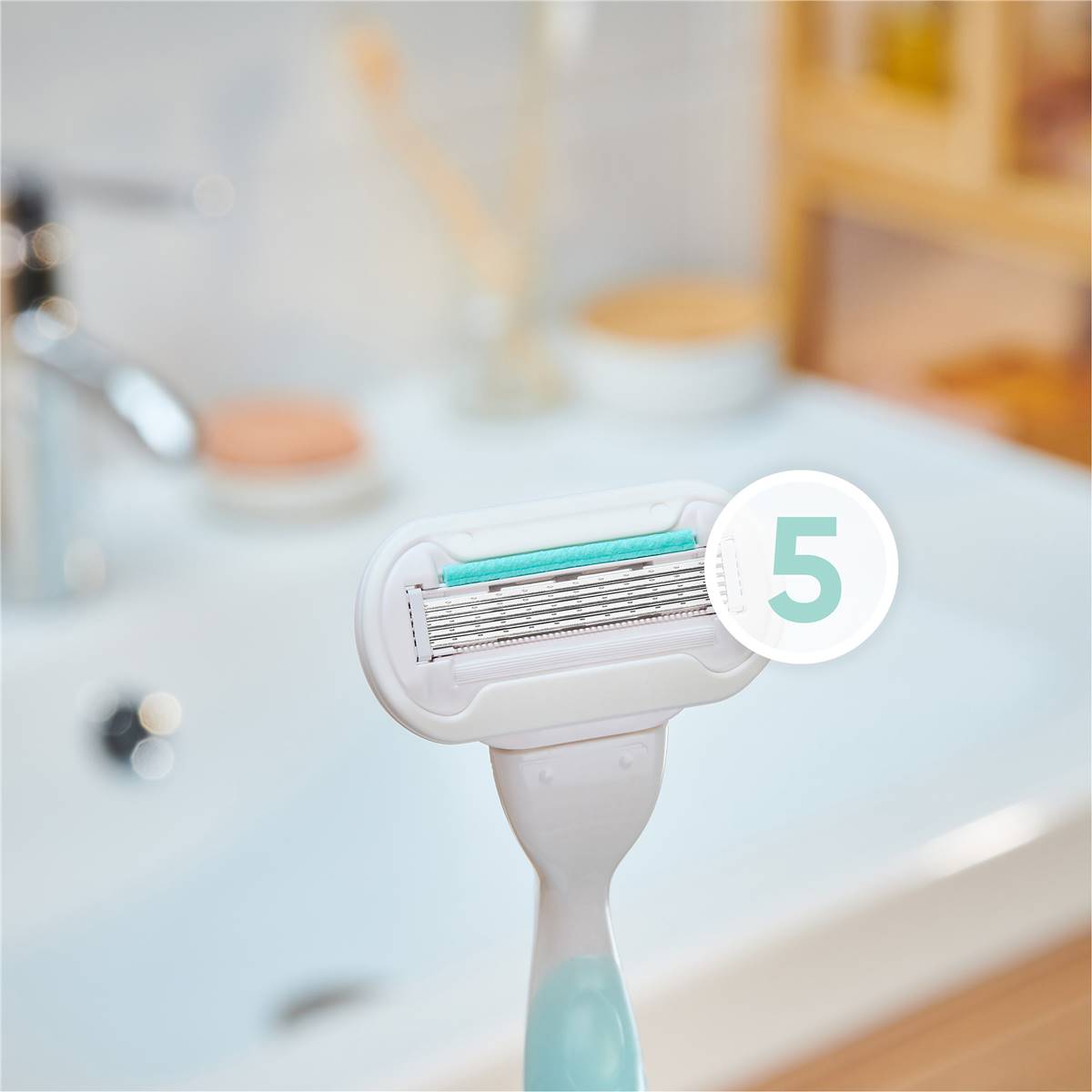 Gillette Venus Deluxe Smooth Sensitive Razor With 2 Razor Blades - Cutprice Online